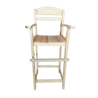 Silla alta para niños en mesa comedor natural