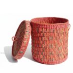 Cesto de mimbre con tapa multicolor