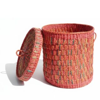 Cesto de mimbre con tapa multicolor