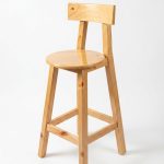 Silla alta de madera de pino
